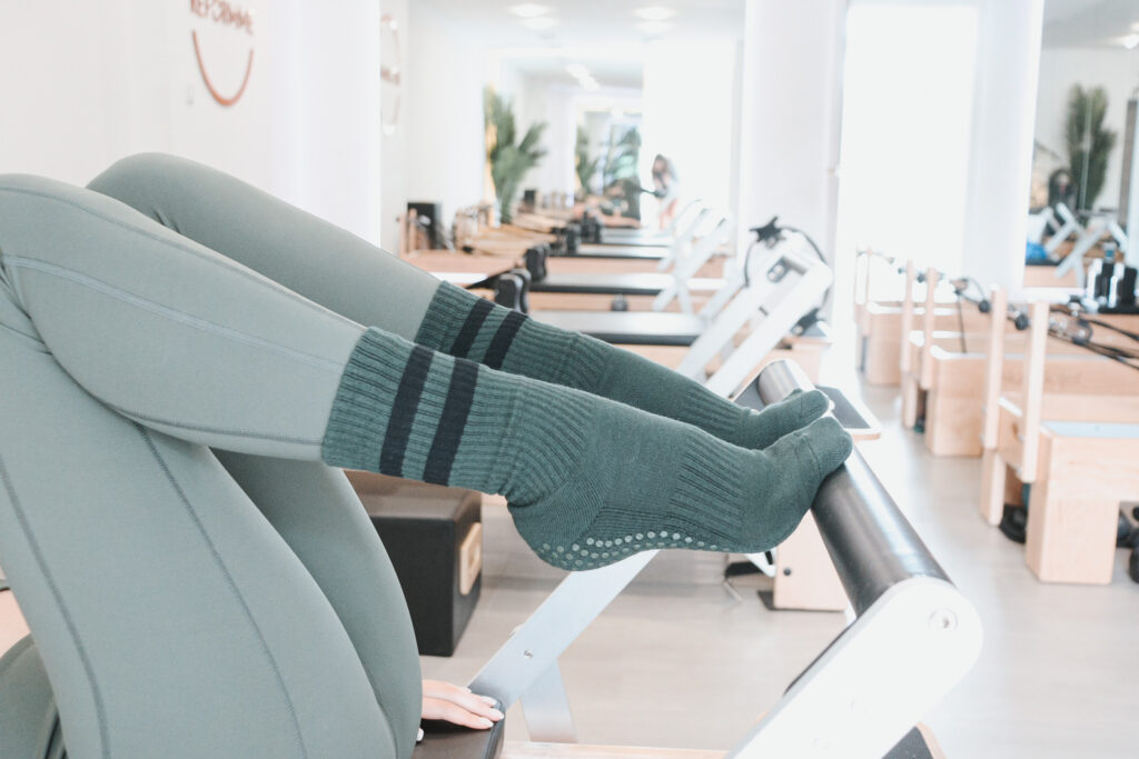 Grey & White Socks Grip Pilates Socks – Jellylegz
